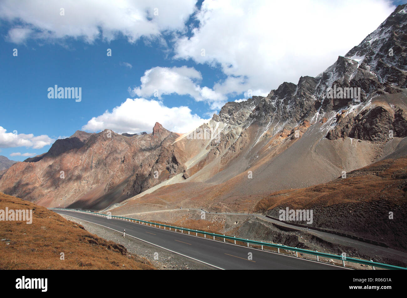 La seule route de la bibliothèque dans le Xinjiang Banque D'Images