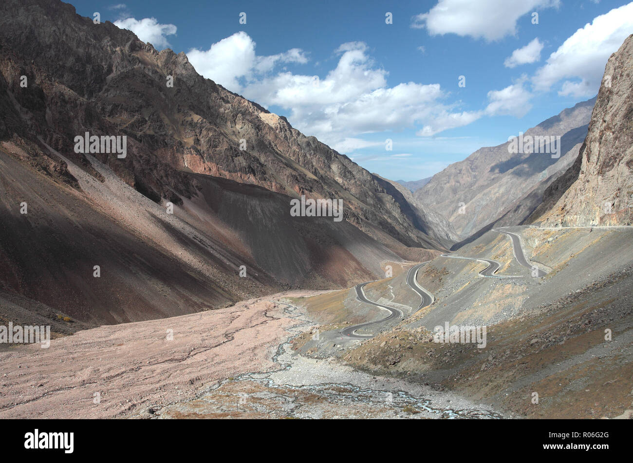 La seule route de la bibliothèque dans le Xinjiang Banque D'Images