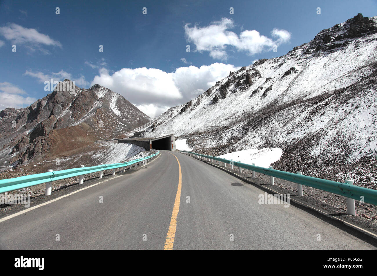 La seule route de la bibliothèque dans le Xinjiang Banque D'Images
