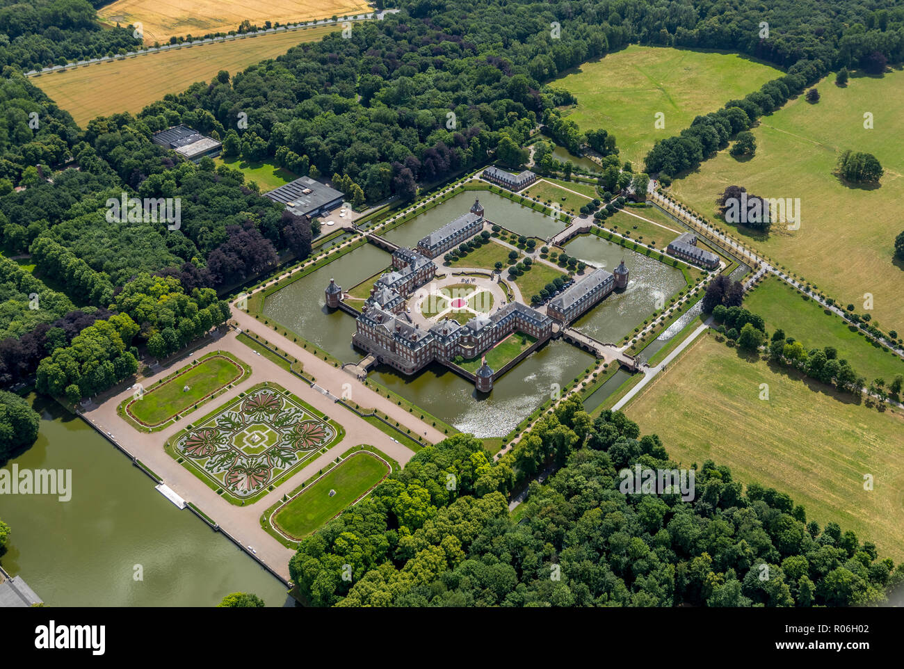 Vue aérienne, château d'eau, moaded château, Château baroque du Münsterland Nordkirchen, jardin baroque, églises, de l'Allemagne du nord, au nord de la Ruhr Rh Banque D'Images