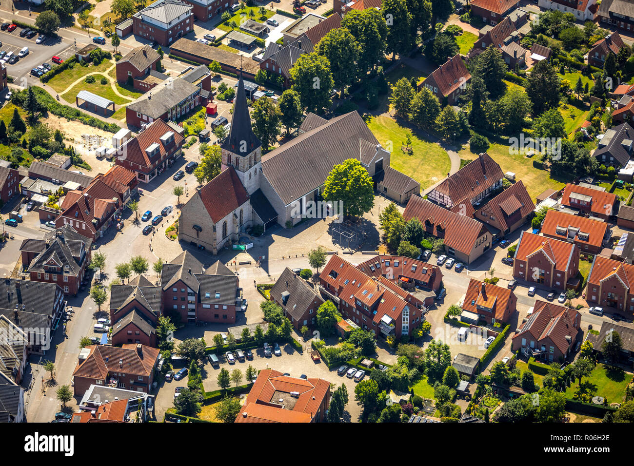 Vue aérienne, l'église catholique Saint Ambrosius Ostbevern, Bahnhofstraße, angle rue principale, Münsterland, Rhénanie du Nord-Westphalie, Allemagne, Europe, Ostbeve Banque D'Images
