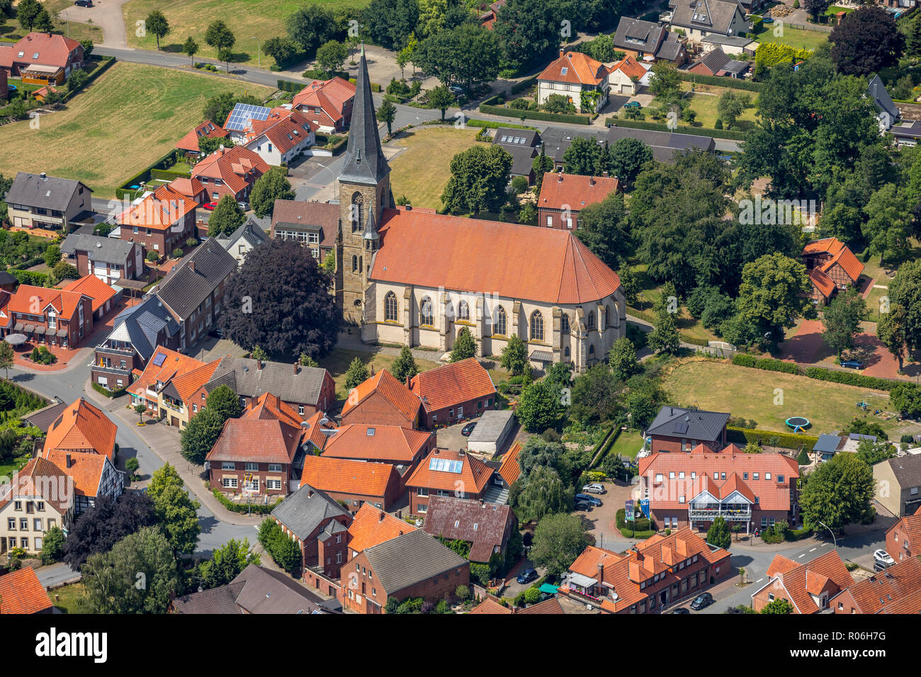 Vue aérienne, église catholique St. hypothèse (Füchtorf), Place de l'Église, Füchtorf, Warendorf Paderborn, Muenster, en Rhénanie du Nord-Westphalie, Allemagne, Euro Banque D'Images