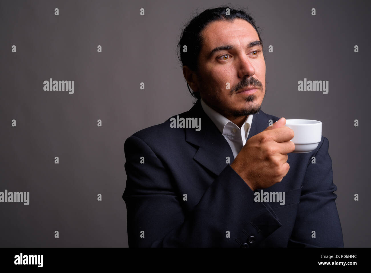 Handsome businessman avec moustache portant plainte contre bac gris Banque D'Images