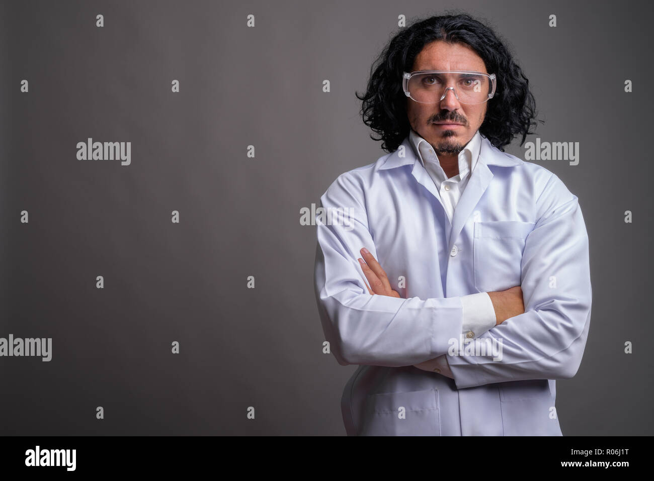 L'homme scientifique médecin avec moustache portant des lunettes Banque D'Images