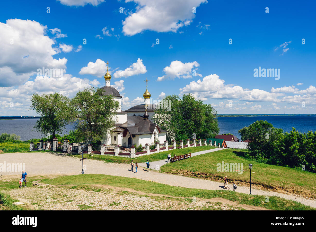 Église de St Constantin et Hélène sur l'île de Sviyazhsk rural en Russie. Les touristes à pied. Banque D'Images