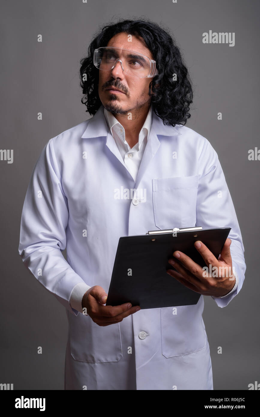 L'homme scientifique médecin avec moustache portant des lunettes Banque D'Images