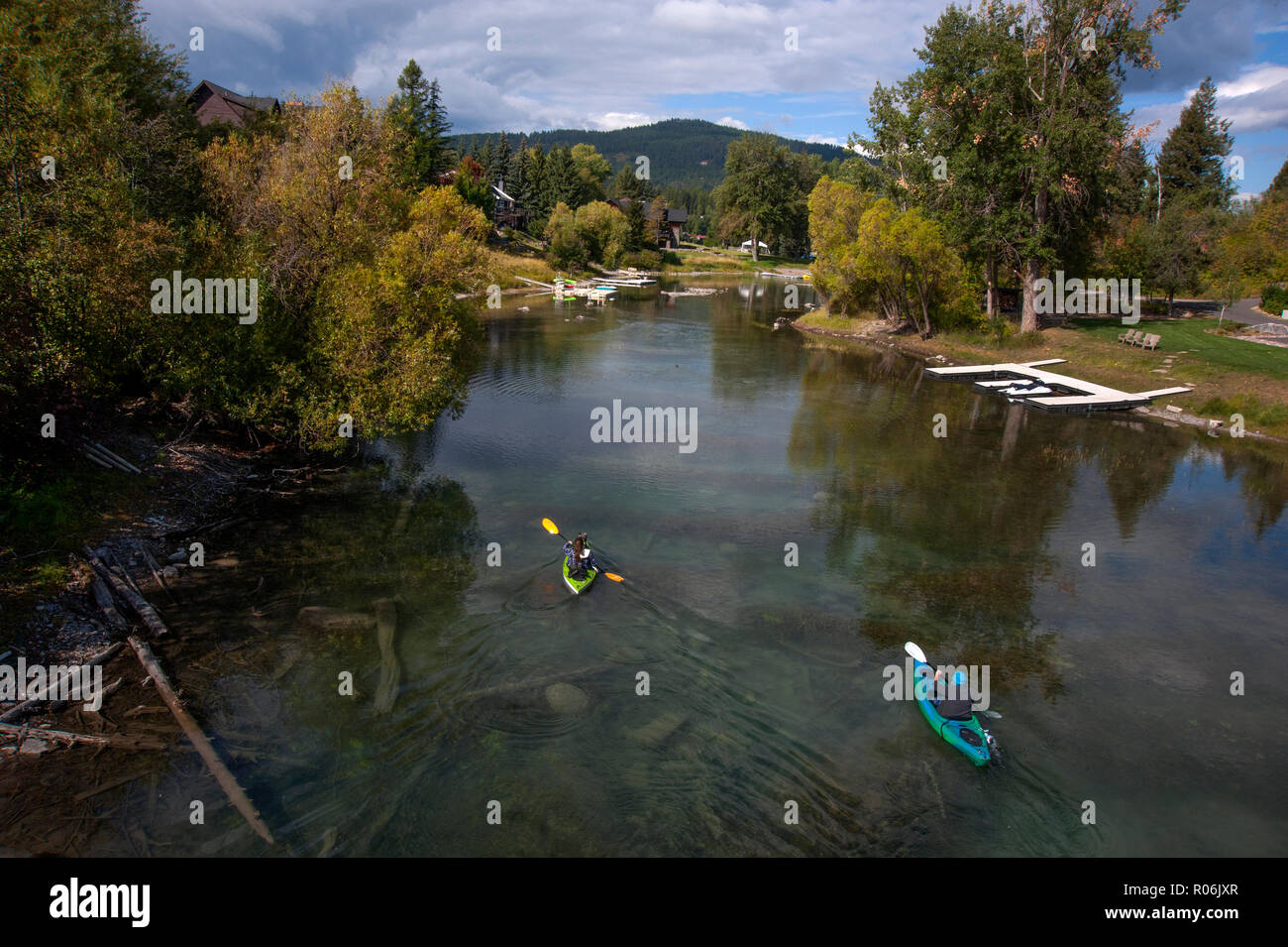 Les kayakistes dans une ramification du lac Whitefish à Whitefish, Montana Banque D'Images