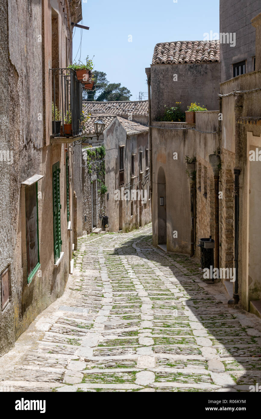 Vieille rue pavée, Erice, Sicile, Italie Banque D'Images