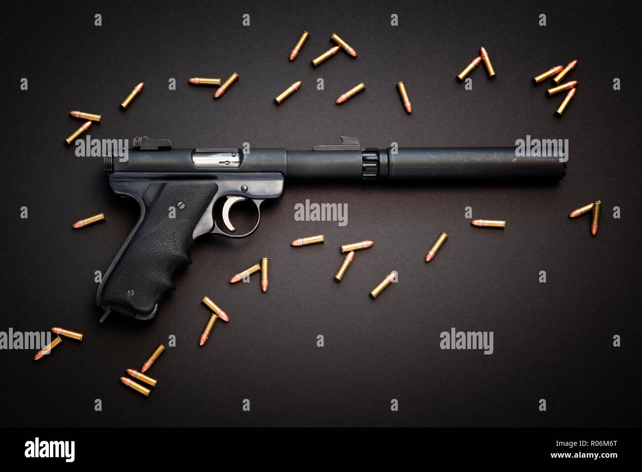 Pistolet semi-automatique avec silencieux et des balles réelles. Banque D'Images