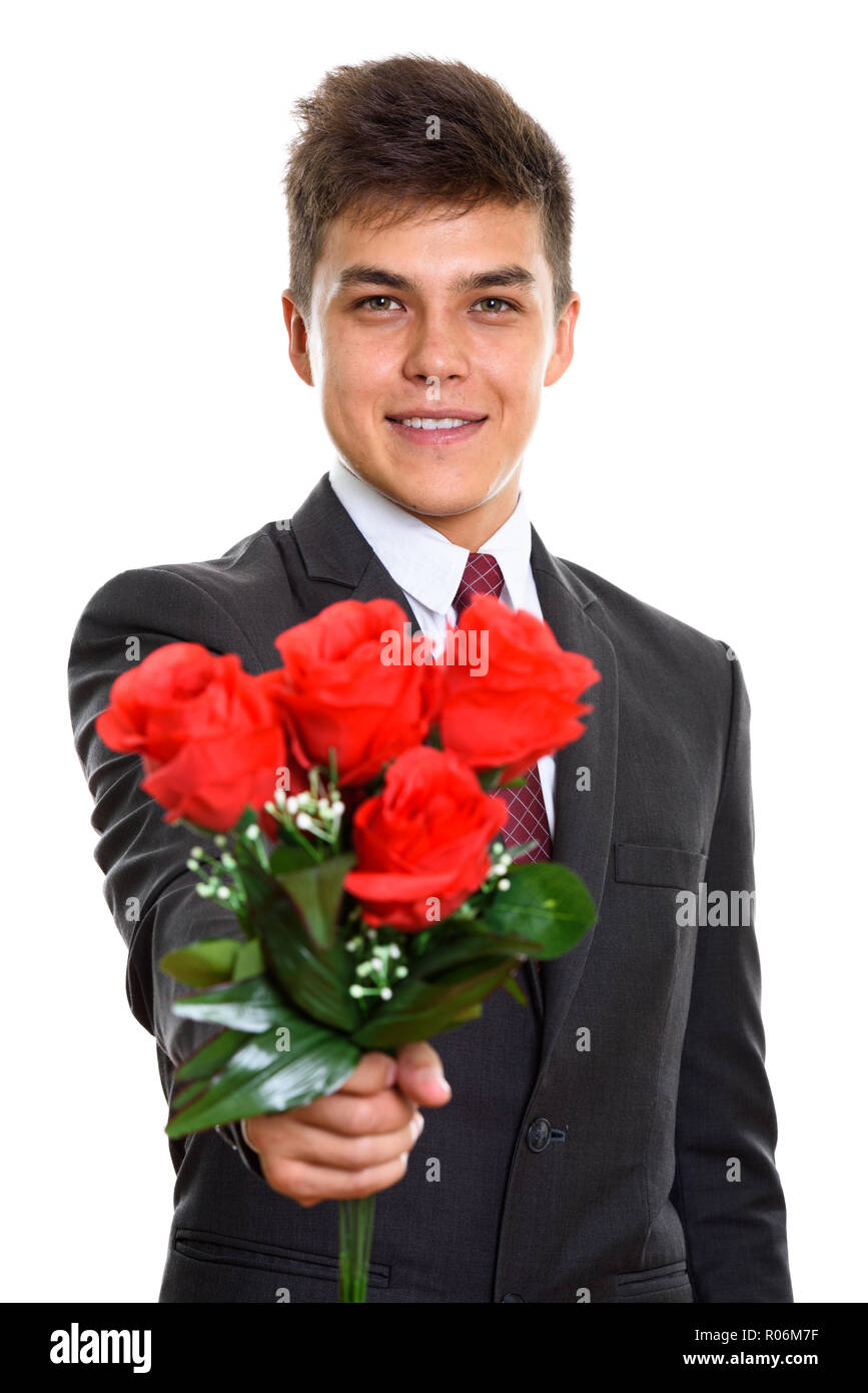 Young happy man tout en donnant aux roses rouge prêt pour Banque D'Images