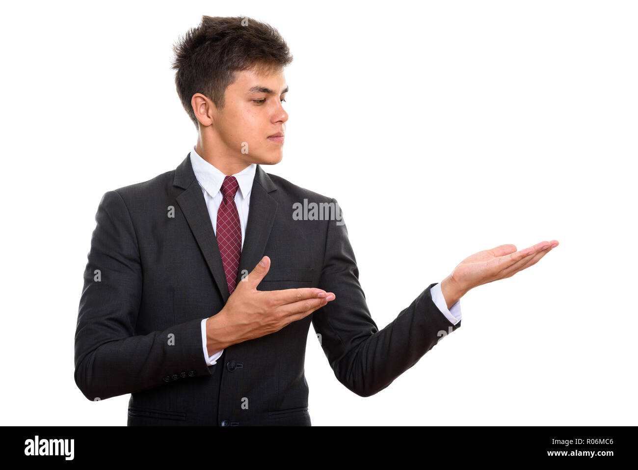Portrait of young handsome businessman montrant quelque chose Banque D'Images