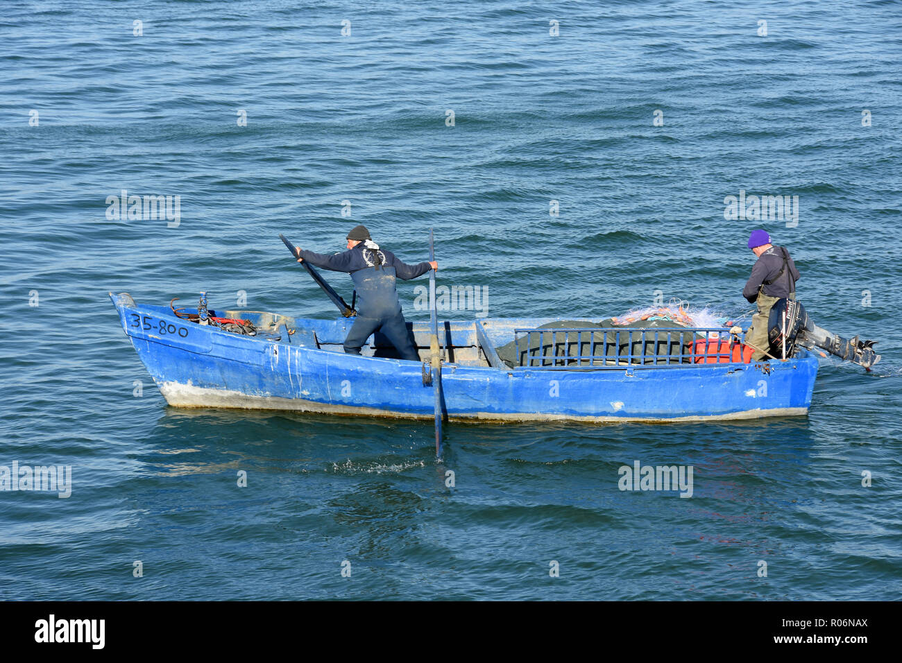 Bateau de pêche et les pêcheurs sur la mer de Galilée, Israël Banque D'Images