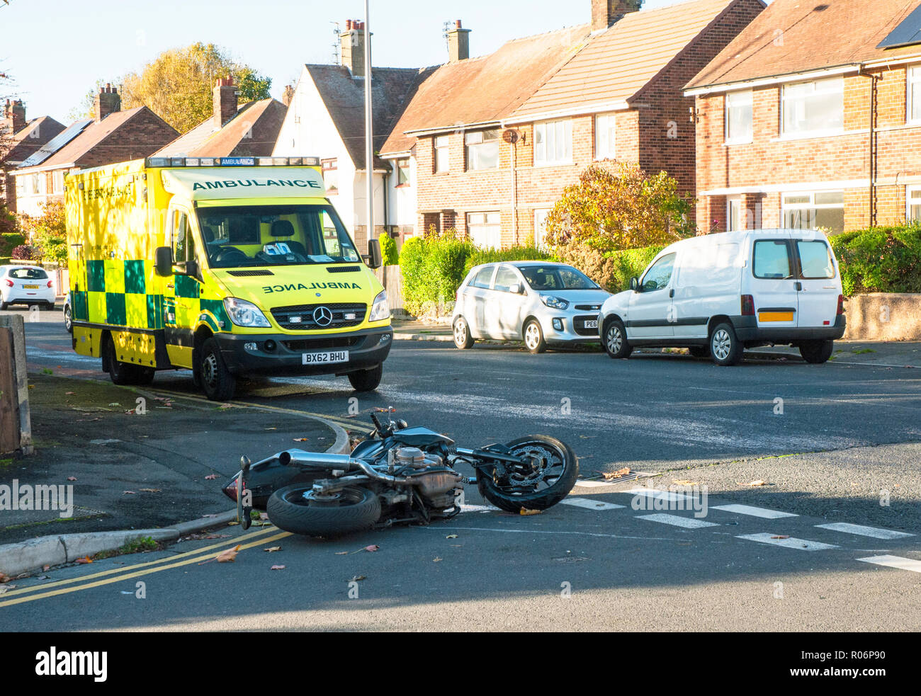 Accident de la circulation en temps réel entre moto et voiture . Banque D'Images