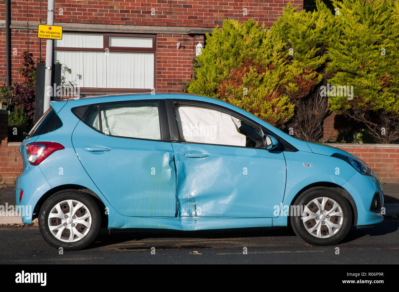 Dommages à côté de voiture et déploiement des coussins gonflables après accident routier RTA avec moto Banque D'Images