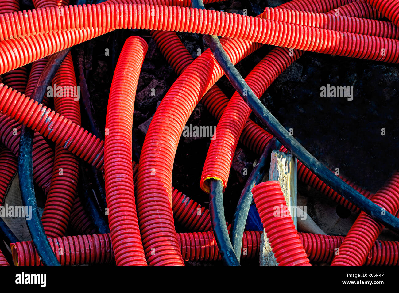 Câble PVC tuyaux ondulés pour jeter sur le site de construction Banque D'Images