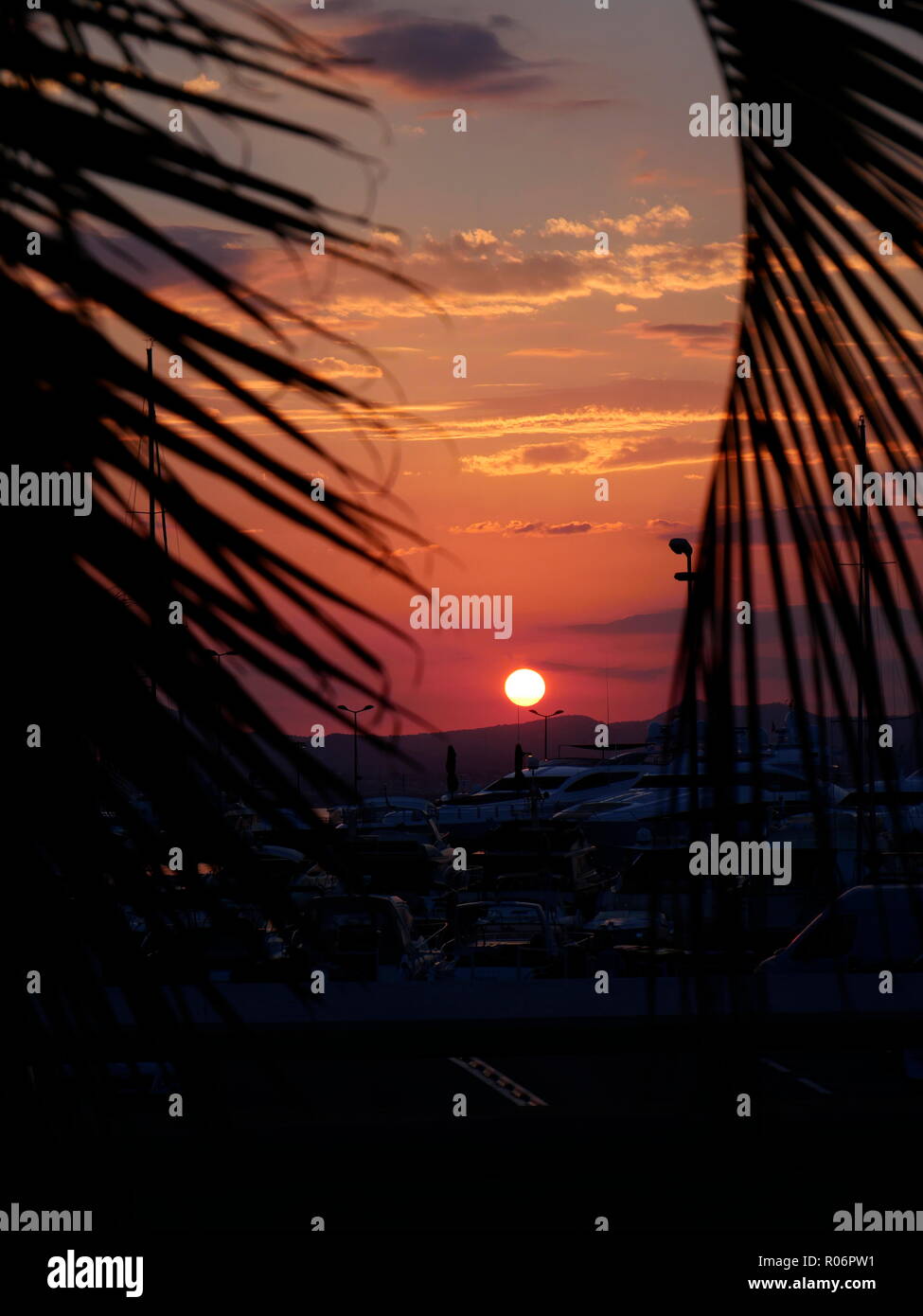 AJAXNETPHOTO. En 2018. CANNES, FRANCE. - Côte D'AZUR RESORT - À la recherche de l'AUTRE CÔTÉ DE LA BAIE DE CANNES VERS L'ESTEREL AU COUCHER DU SOLEIL. PHOTO:JONATHAN EASTLAND/AJAX REF:180310 GX8  763 Banque D'Images