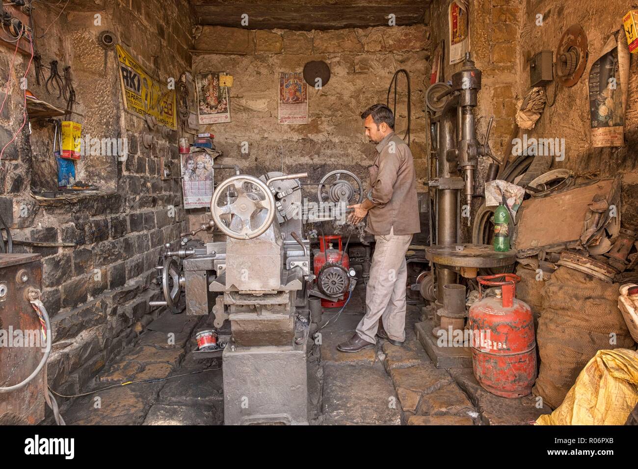 Rotor non identifié l'homme sur son atelier à Jaisalmer, Inde. Banque D'Images
