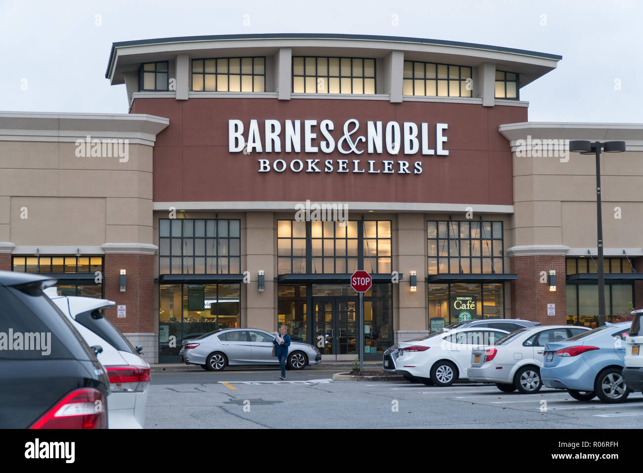 New York, USA - Circa 2018 : Barnes & Noble booksellers book store dans le centre commercial de banlieue. Store extérieur façade avant la signalisation. Banque D'Images