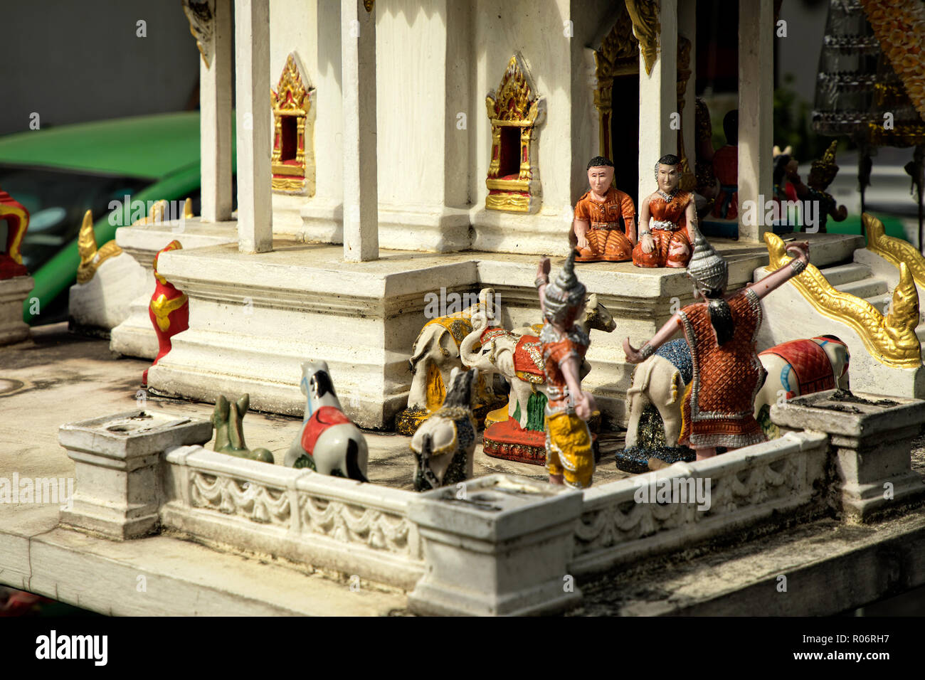 Gros plan du petit temple bouddhiste de modèle spirit house à Bangkok, Thaïlande Banque D'Images