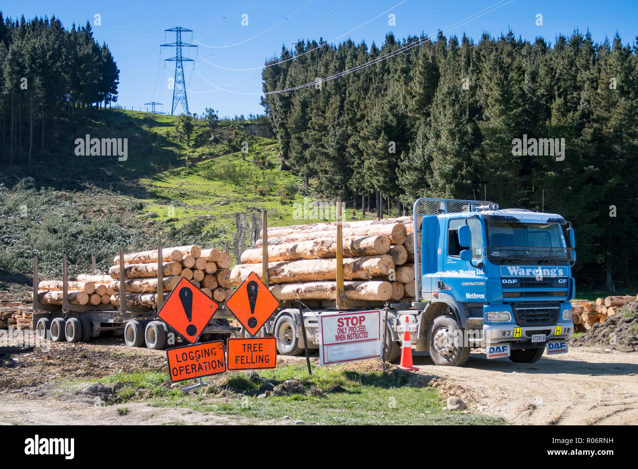 Opuha, South Canterbury / Nouvelle-Zélande - le 14 septembre 2018:un camion d'exploitation forestière en cours de chargement de billes de bois pour transporter à Timaru pour exportation Banque D'Images