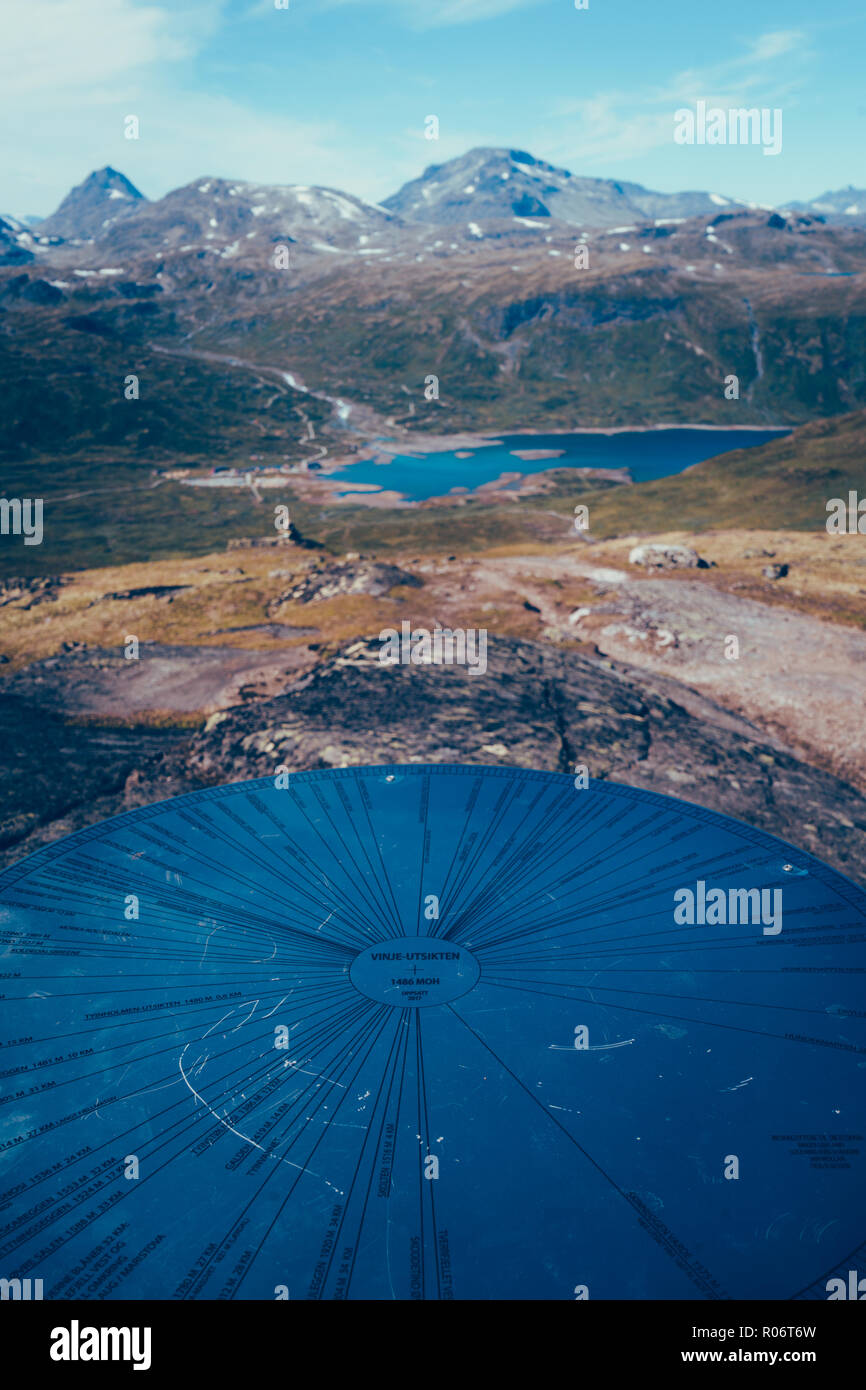 Inscrivez-map de directions et des hauteurs de la près de sommets de montagnes. Situé sur un pic lui-même, ne peut être vu que si vous avez fini un chemin de randonnée. Jotunheimen Banque D'Images