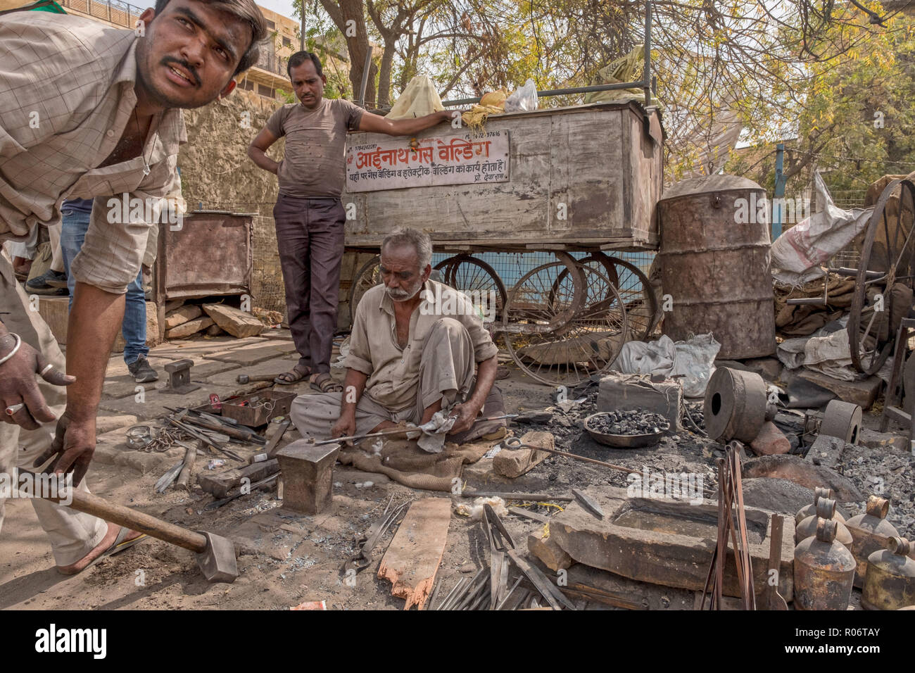 Iron monger le long de la rue market à Jaisalmer, Inde. Banque D'Images