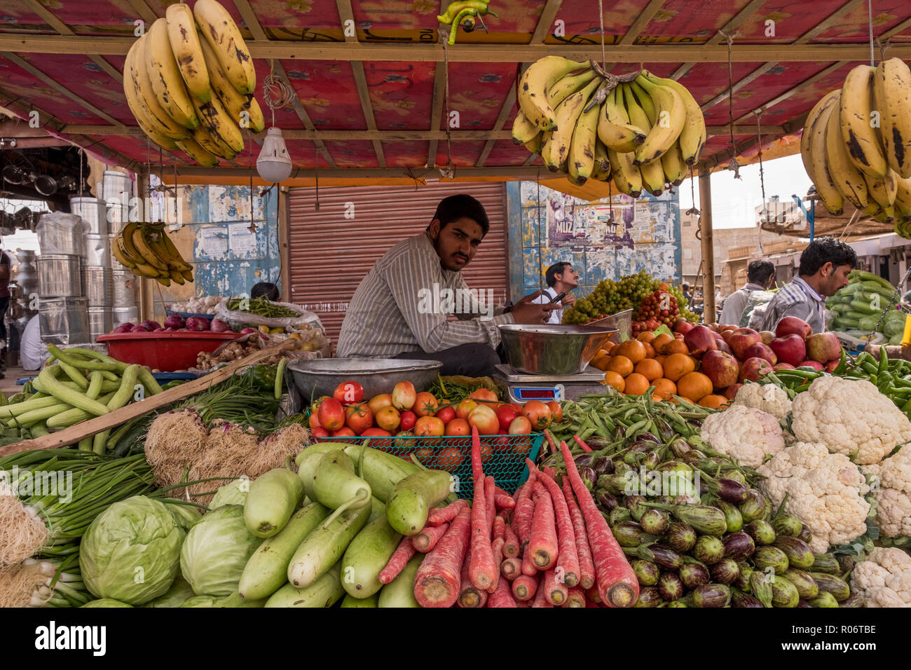 Vendeur de fruits et légumes le long de la rue market à Jaisalmer, Inde. Banque D'Images