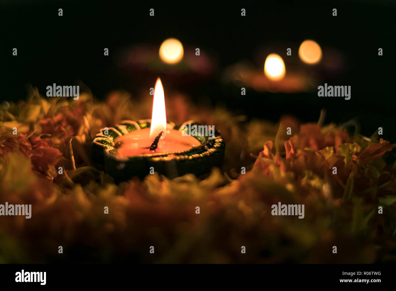 Diya isolés décorées de fleurs pour la fête de Diwali et dhanteras Banque D'Images