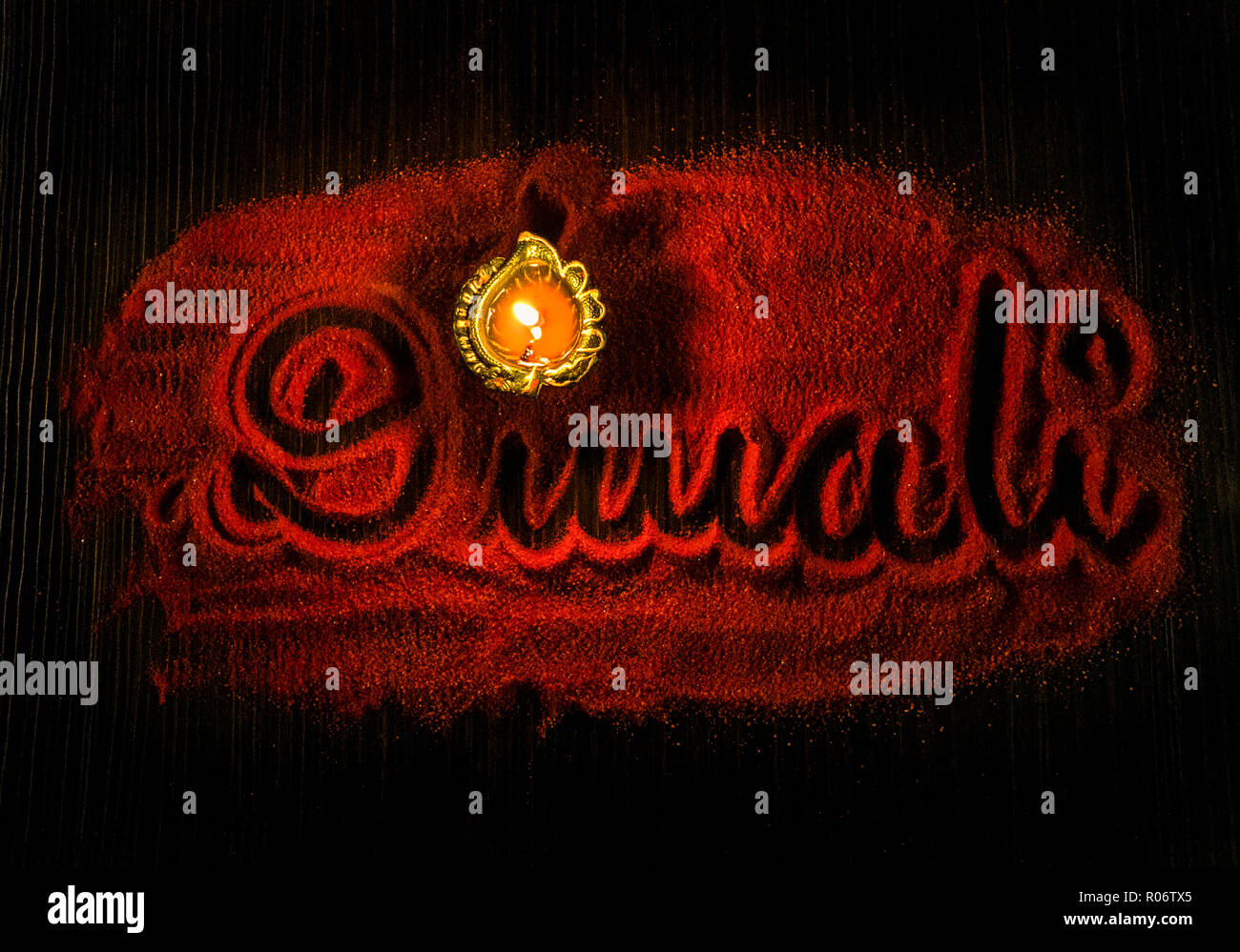 Diwali écrit dans rangoli sur table Banque D'Images