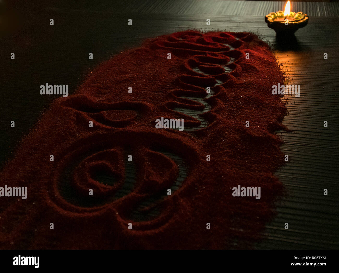 Diwali écrit dans rangoli sur table Banque D'Images