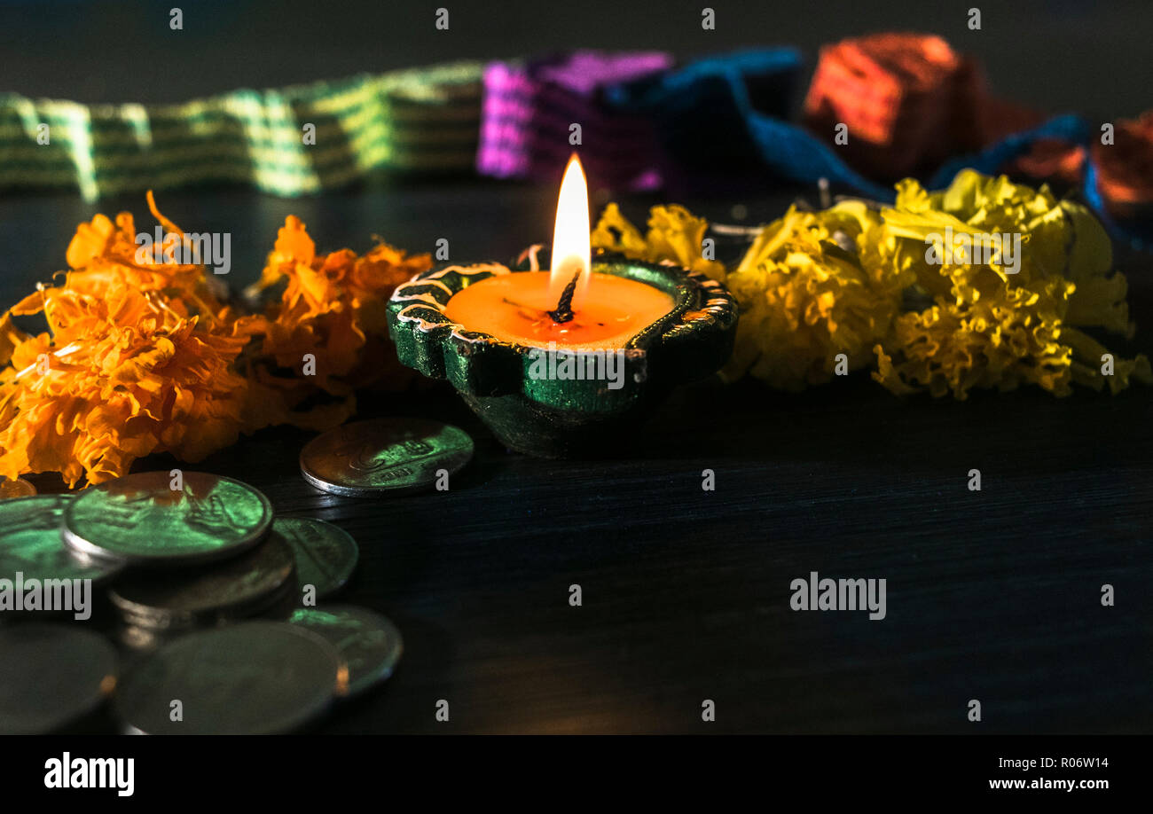 Diya allumé isolé/lampe pour la fête de Diwali et Dhanteras Banque D'Images