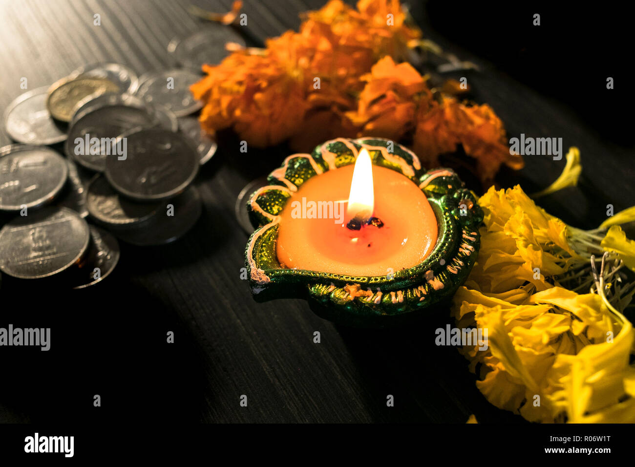 Diya allumé isolé/lampe pour la fête de Diwali et Dhanteras Banque D'Images