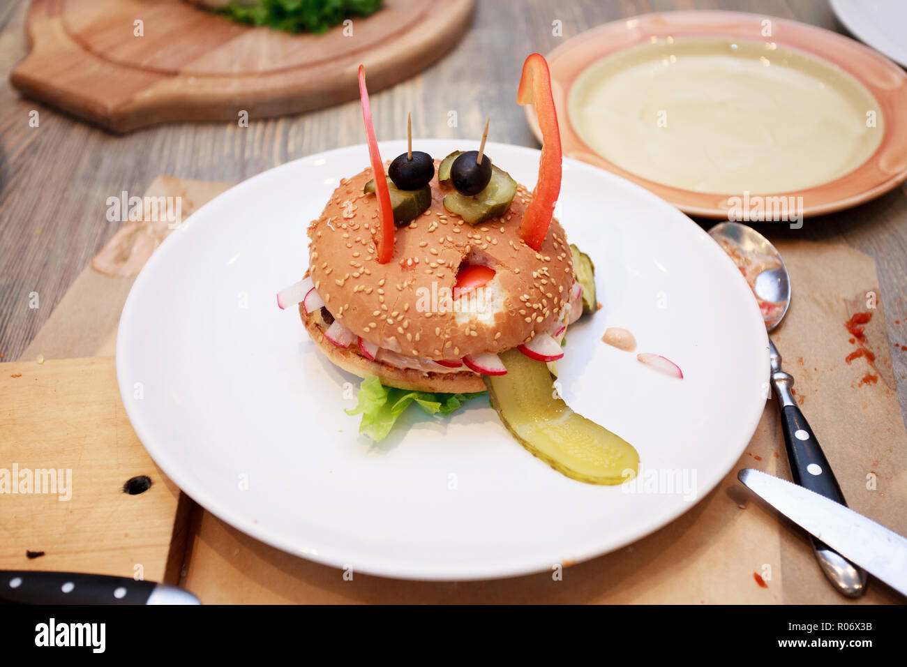 Preparation De Delicieux Hamburger Comme Un Monstre Pour Les Enfants Anniversaire Halloween Party Photo Stock Alamy Preparation De Delicieux Hamburger Comme Un Monstre Pour Les Enfants Anniversaire Halloween Party Photo Stock Alamy