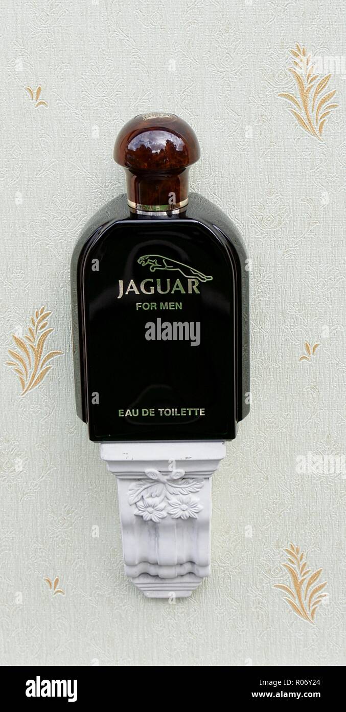 Jaguar for Men, Eau de toilette, un grand flacon de parfum sur une ancienne console murale avec ornement Banque D'Images