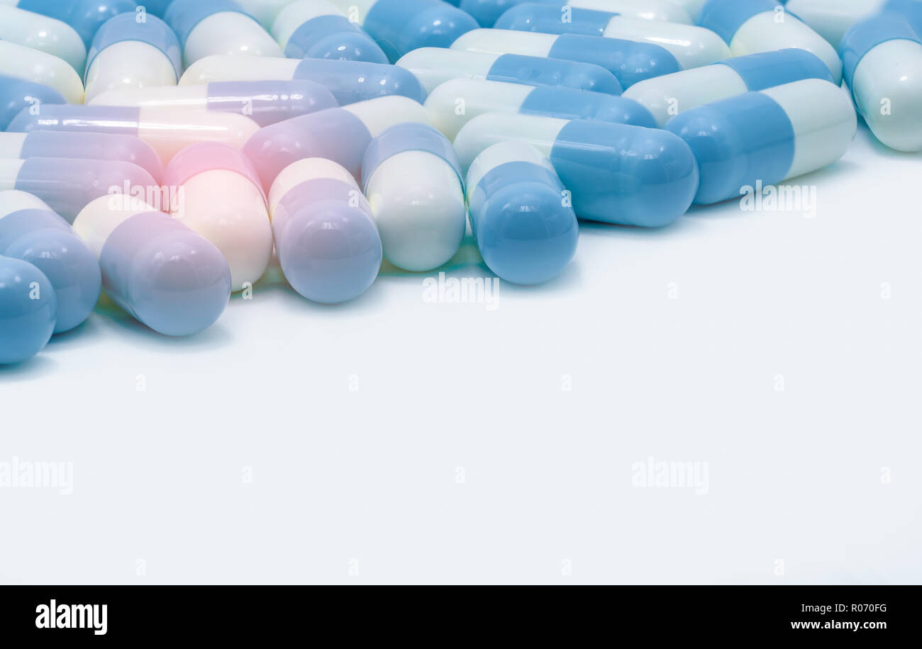 Couleur pastel bleu-blanc capsule pilules sur fond blanc. Global Healthcare. L'industrie pharmaceutique. Arrière-plan de la pharmacie. La résistance aux antibiotiques Banque D'Images