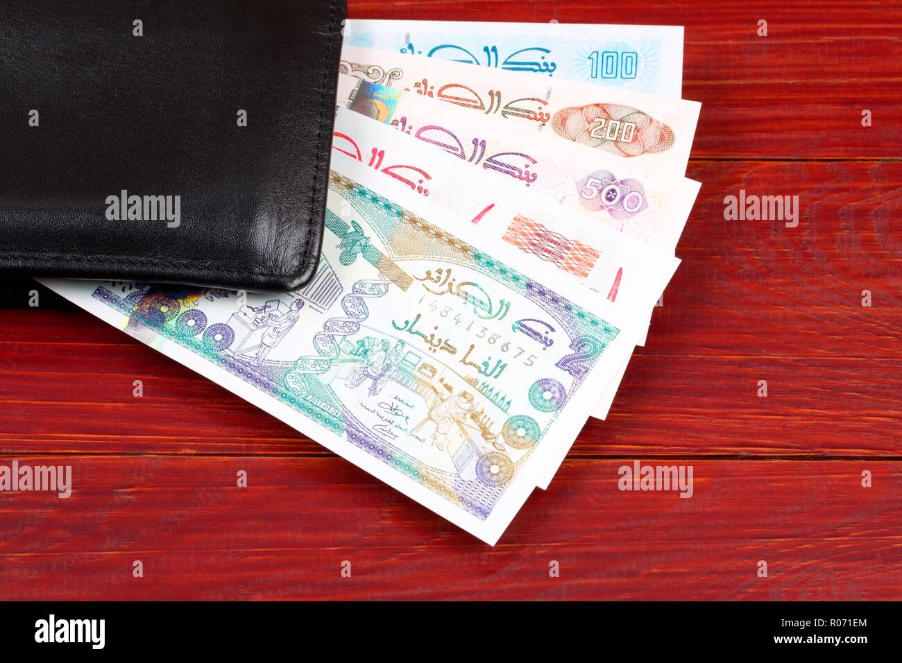 De l'argent algérien dans le portefeuille noir Banque D'Images
