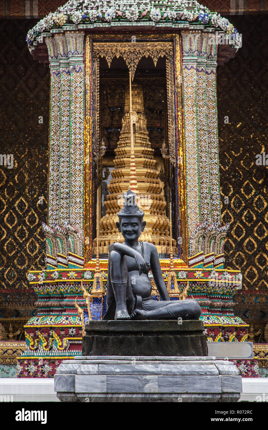 La figure de l'Ermite assis au Wat Phra Kaew, Bangkok, Thaïlande. Banque D'Images