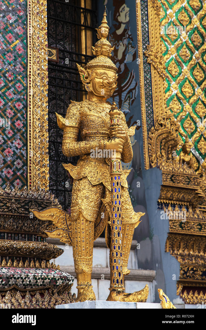 Golden Yaksha gardant l'entrée du Phra Mondop au Wat Phra Kaew, Bangkok, Thaïlande. Banque D'Images