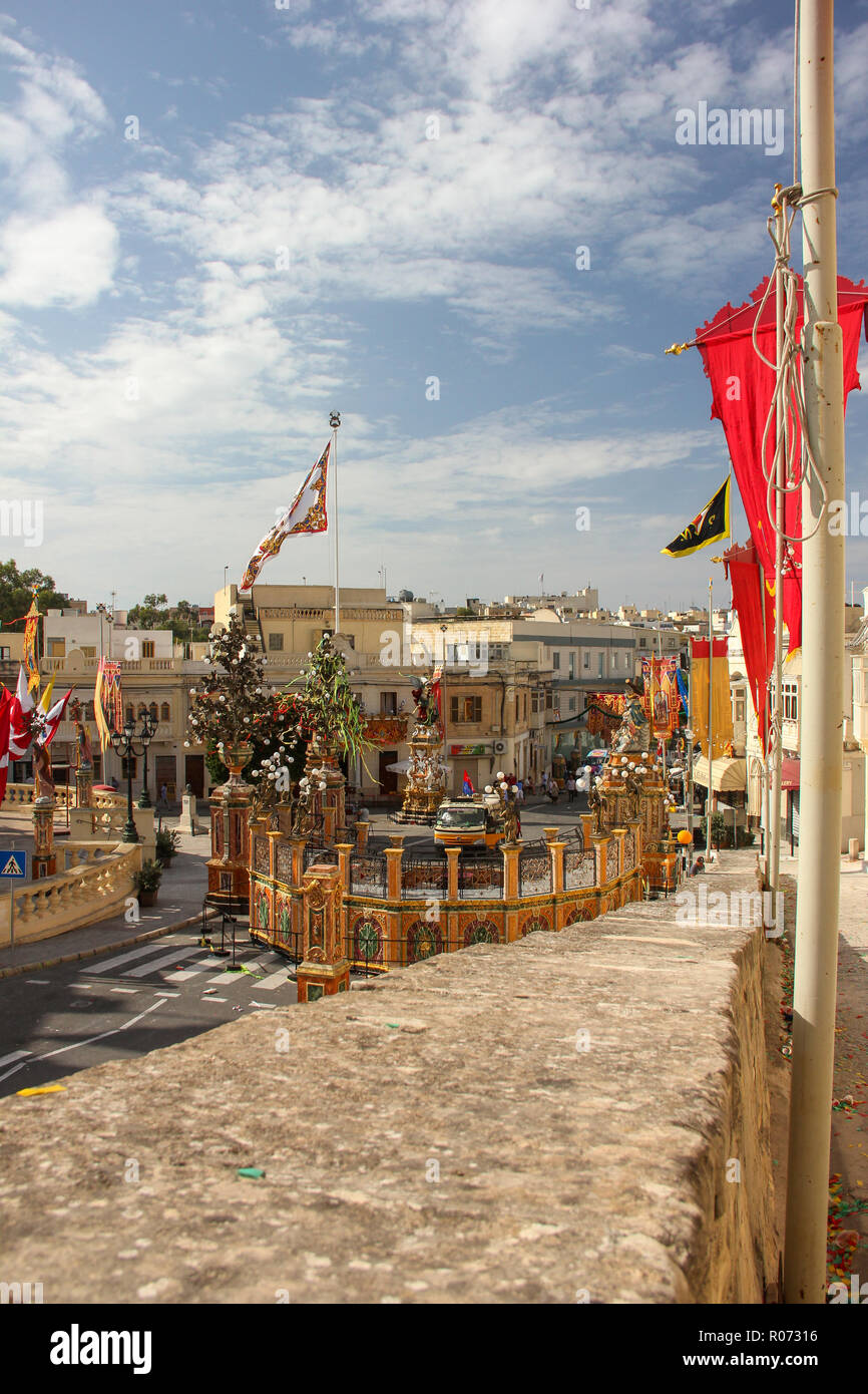 Marsa, Malte - Mai 2018 : Fête de la rue décorée avec une large plate-forme et la rampe avec des drapeaux pour festa annuel fête religieuse en journée ensoleillée à Marsa, M Banque D'Images