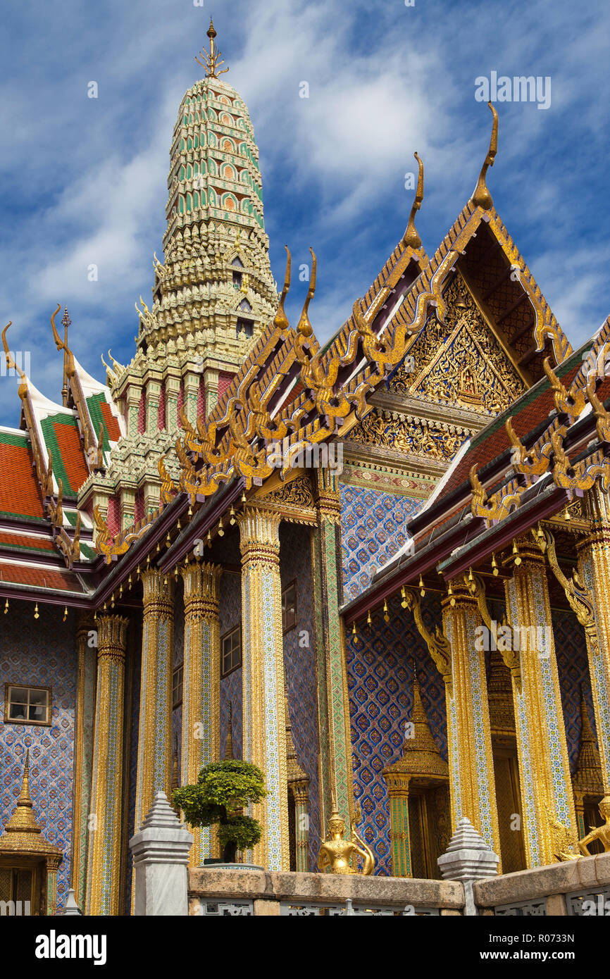 Panthéon de la dynastie Chakri au Wat Phra Kaew, Bangkok, Thaïlande. Banque D'Images
