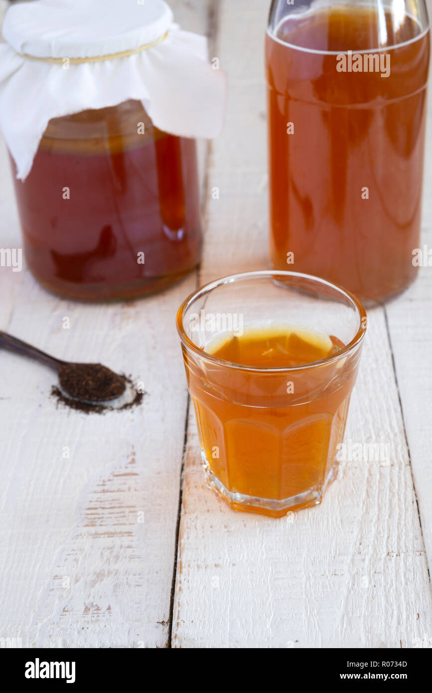 Un verre de kombucha maison - une boisson faite par fermentation du thé. Banque D'Images