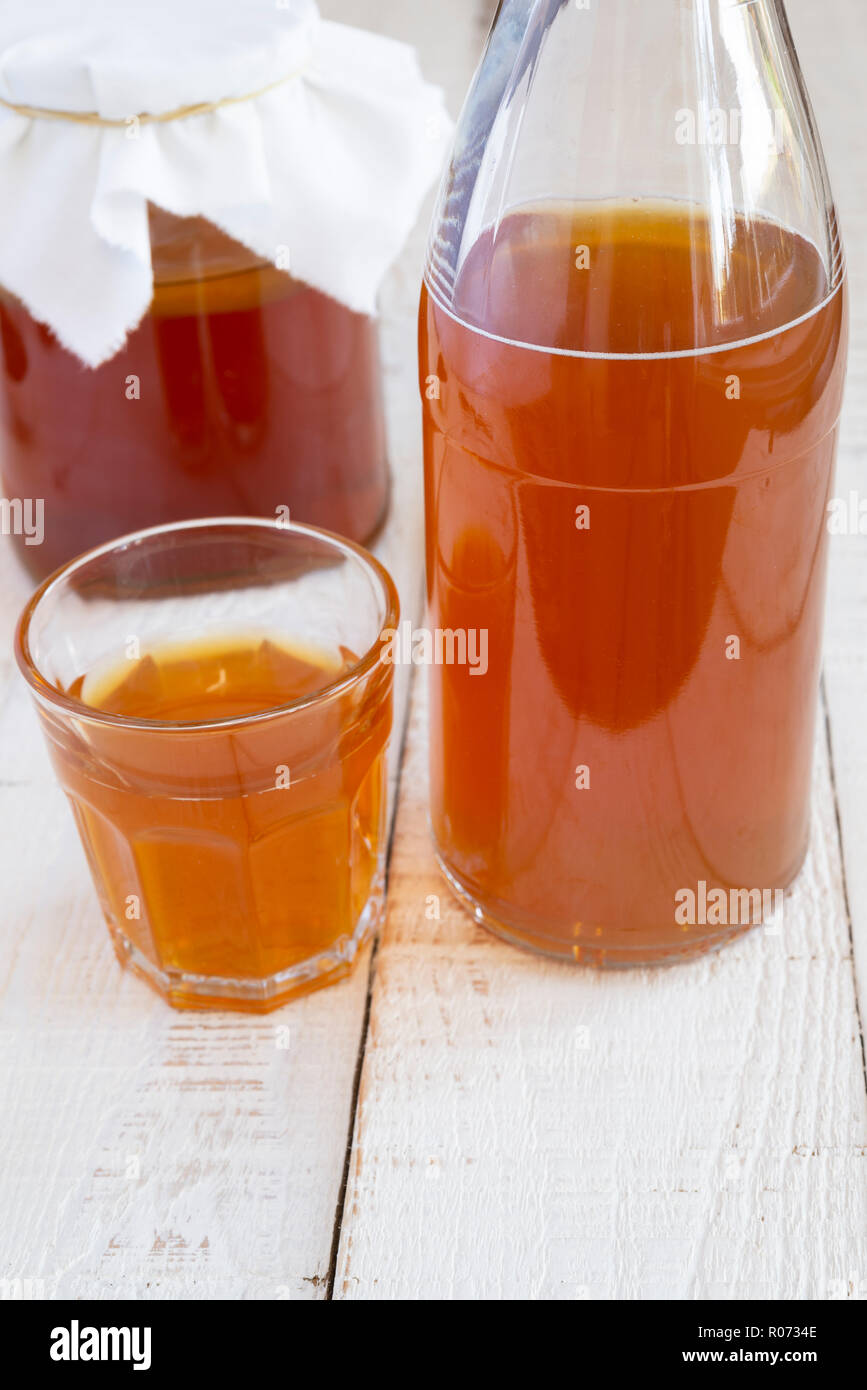 Un verre de kombucha maison - une boisson faite par fermentation du thé. Banque D'Images