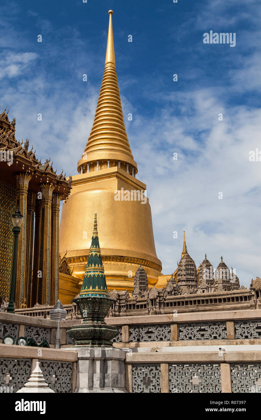 Chedi doré et modèle à l'échelle d'Angkor Wat au Wat Phra Kaew, Bangkok, Thaïlande. Banque D'Images