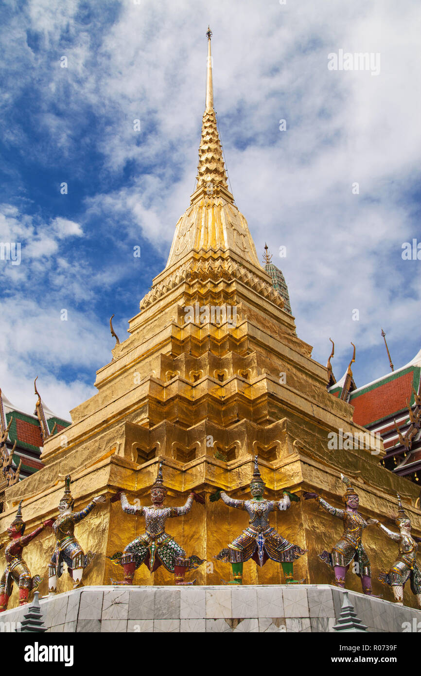 Le nord du Golden Chedi du Wat Phra Kaew, Bangkok, Thaïlande. Banque D'Images