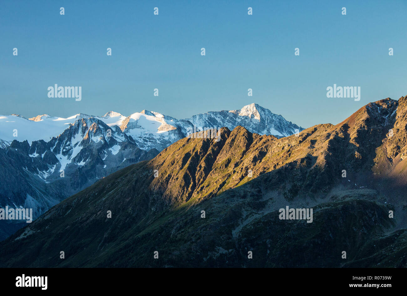Aperçu de la pic enneigé du Mont Adamello, col de Gavia Alpes Rhétiques, Valcamonica, province de Brescia, Lombardie, Italie Banque D'Images