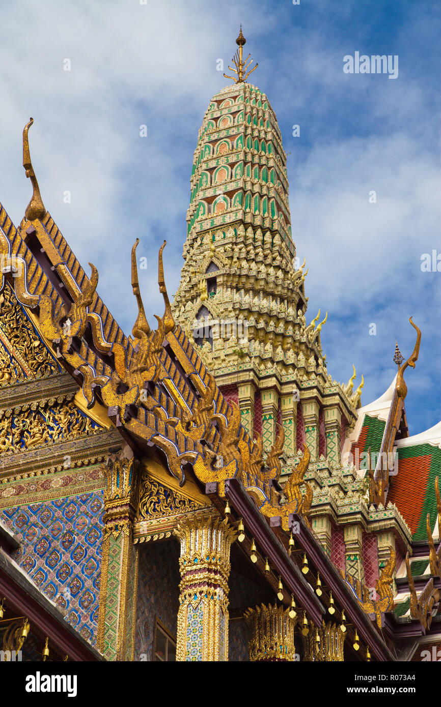 Le prang du panthéon royal au Wat Phra Kaew, Bangkok, Thaïlande. Banque D'Images