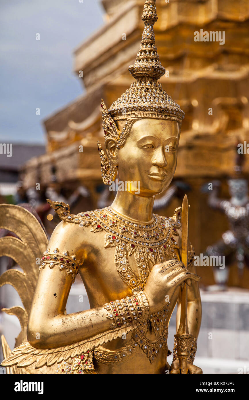 Statue d'un Kinnara, une créature mythique avec le haut du corps d'une jeune femme et le bas du corps d'un oiseau, dans le Wat Phra Kaew, Bangkok, Thaïlande. Banque D'Images
