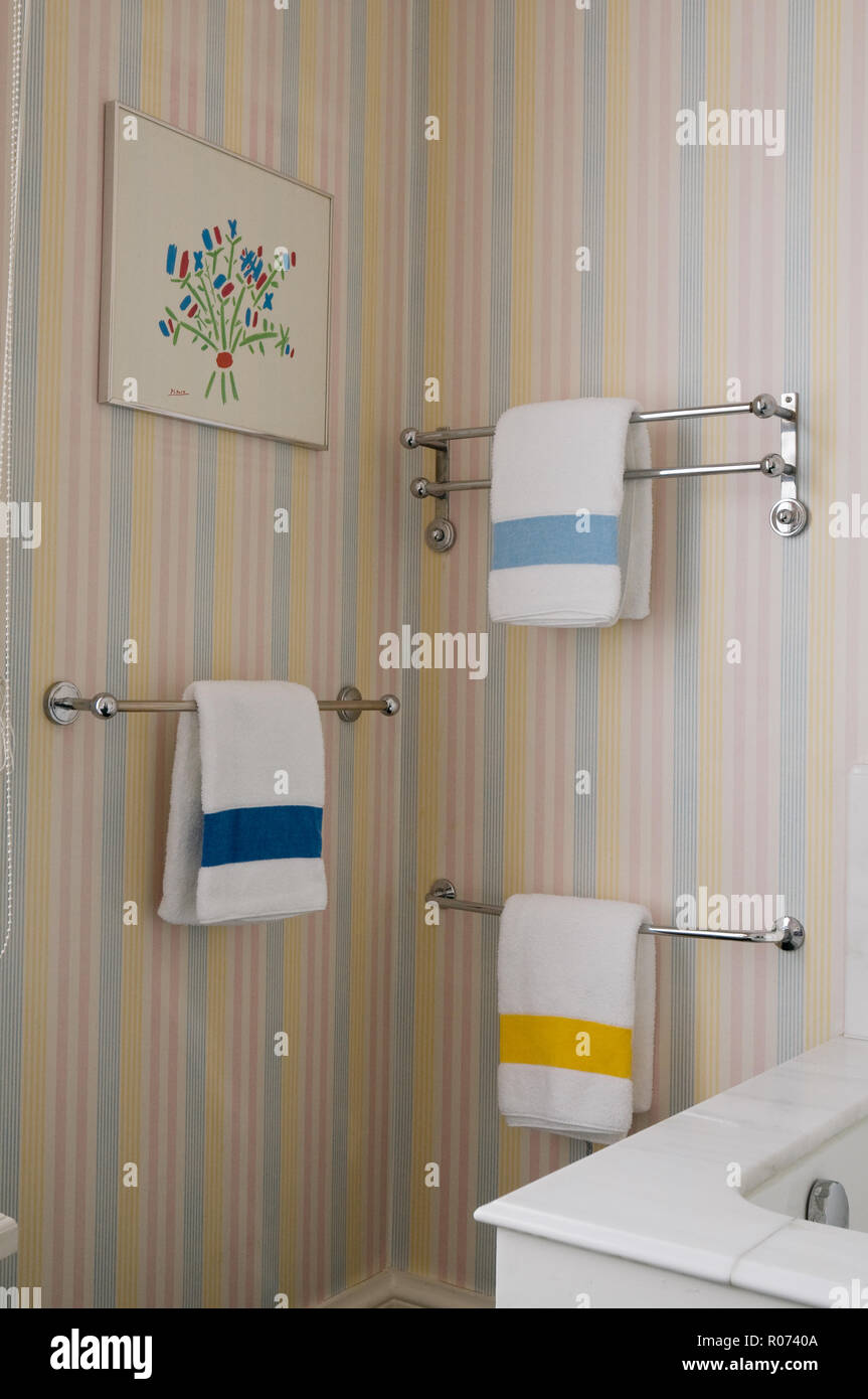 Sèche-serviettes sur papier peint à rayures Banque D'Images