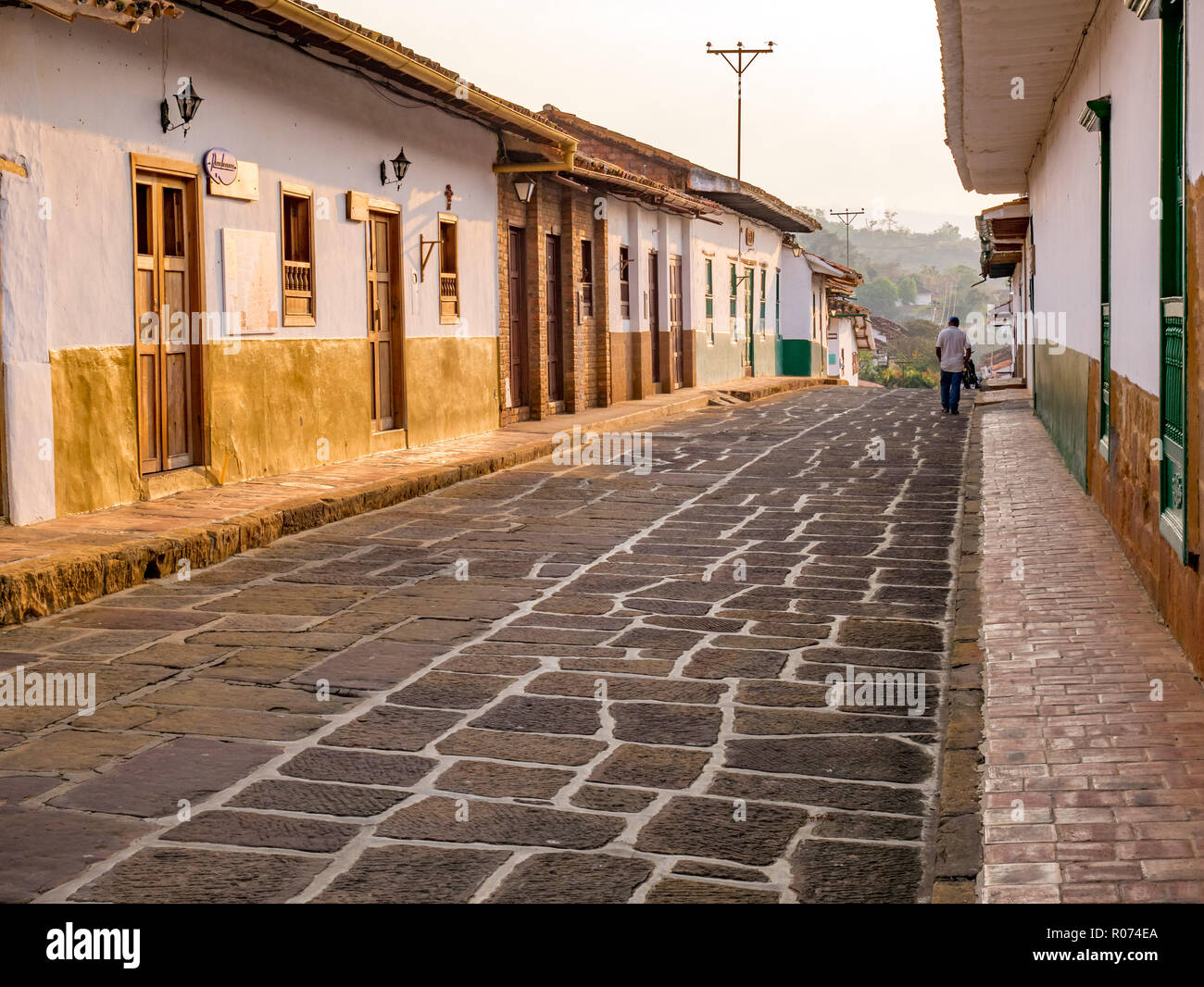 Barichara, Colombie, Santander, rue coloniale avec les bâtiments historiques blanc Banque D'Images