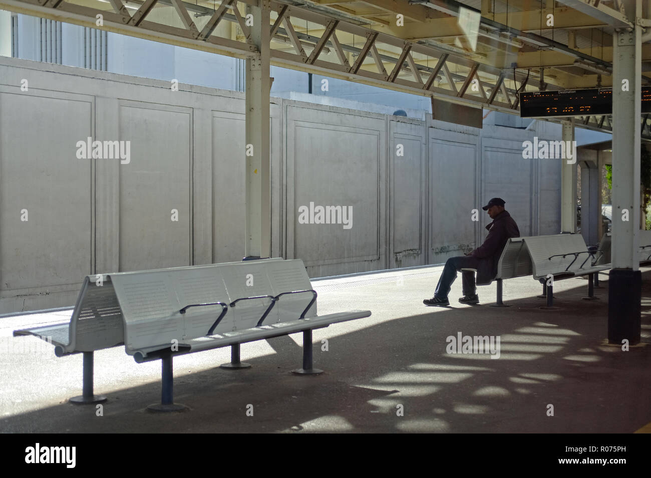 Un homme l'attente sur un quai. Banque D'Images